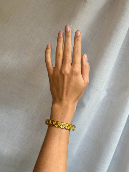 Spiral bangle